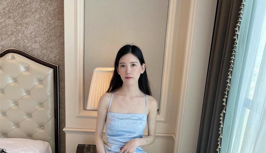 每一张照片都是绝妙之作，Chloe霏霏的脚自带万千魅力