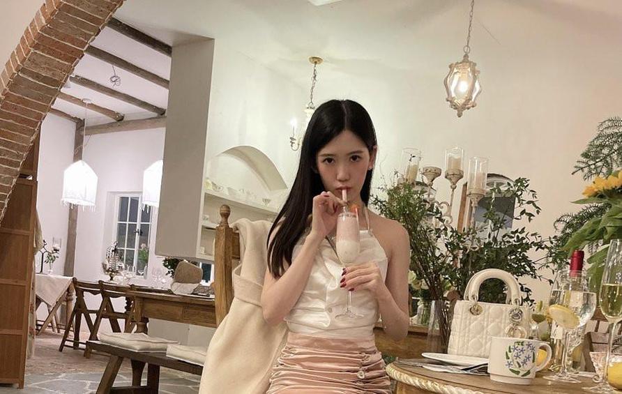 穿越到chloe霏霏霏百度盘里的彩虹世界，尽情体验
