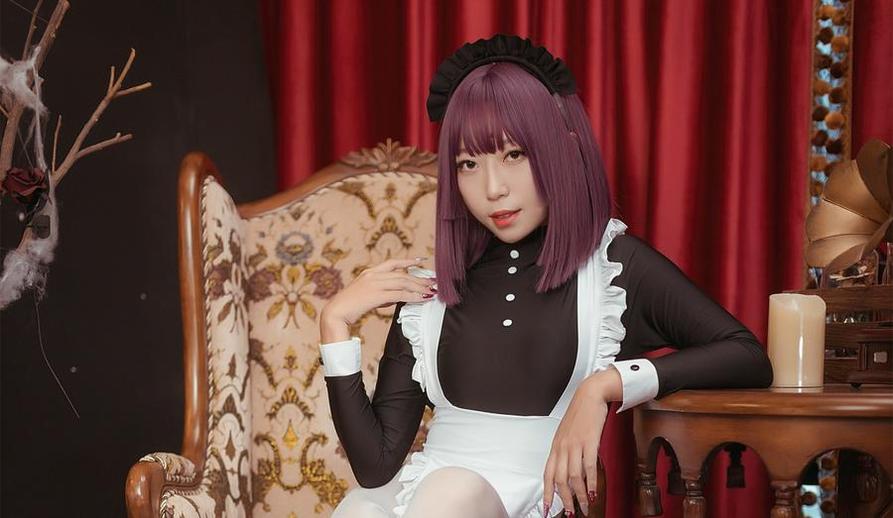 极具视觉冲击力的Money冷冷吉他少女原图照片，创意十足