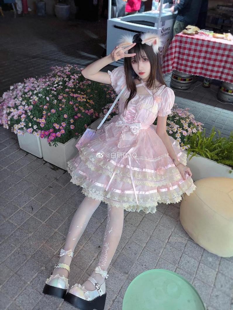 看看这位夺得COSPLAY大赛冠军的COSER如何变成了原图中的妖君白研COS玛修。