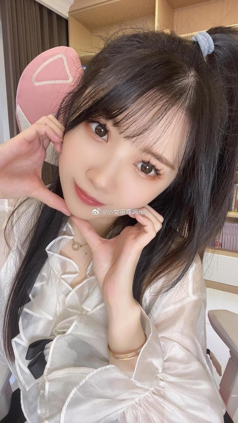 小女巫露娜吃糖助眠，邂逅美梦奇幻作品。