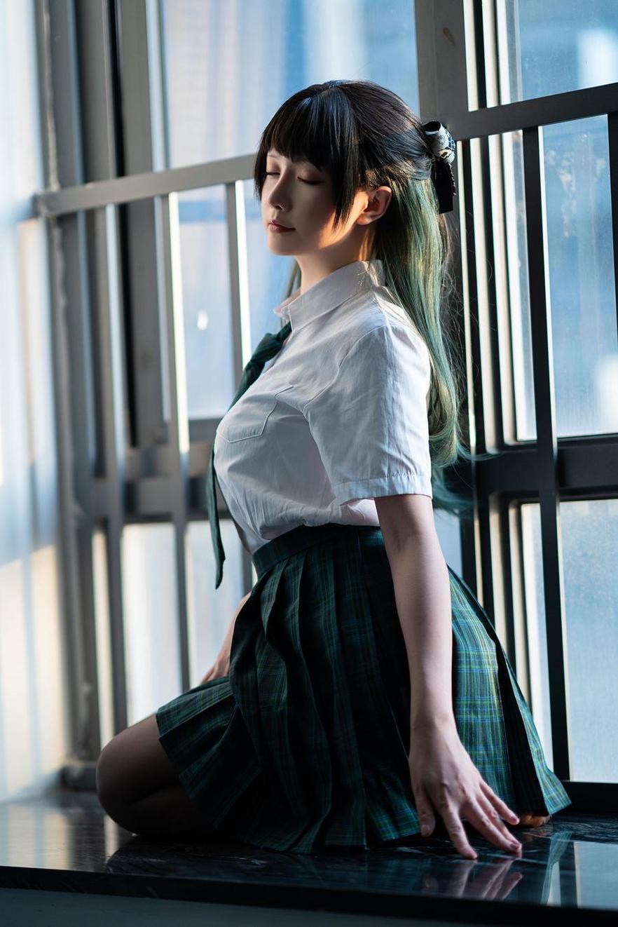 星之迟迟cosplay图：这件定制的作品，为她打造出了独一无二的风格。