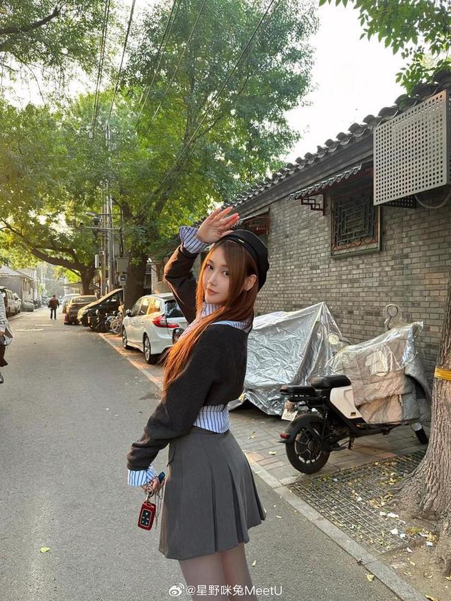 双马尾小萝莉星野咪兔贴贴：画风清新的图片和cos作品等你来看