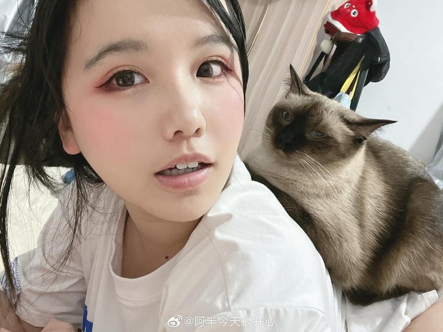 阿半今天很开心二次元分享了一组原创cos作品，带你畅游二次元世界