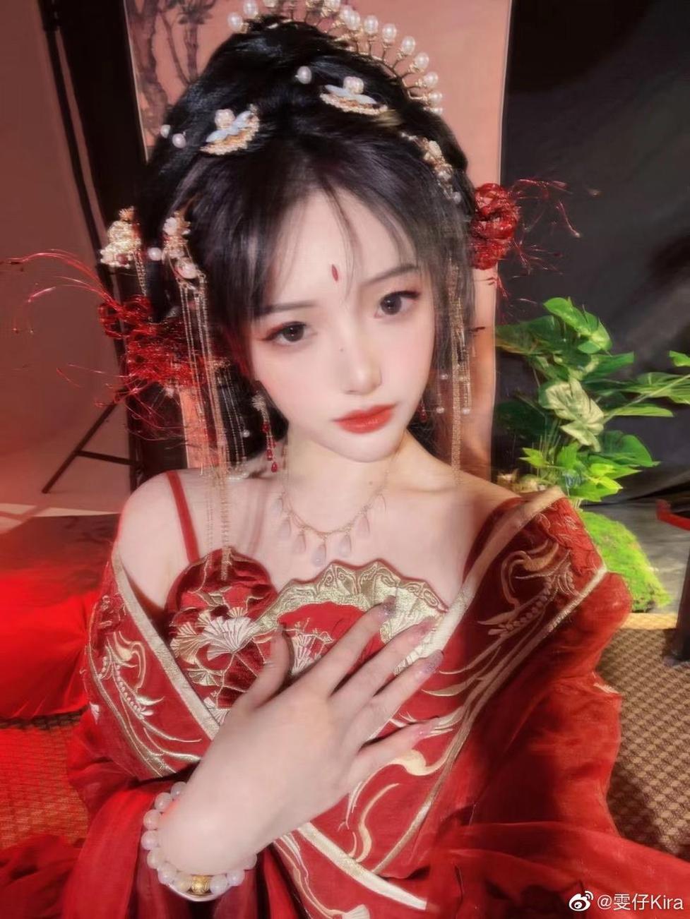“颠覆传统”雯妹不讲道理cos唯美作品，挑战经典的同时让你看到全新的可能性。