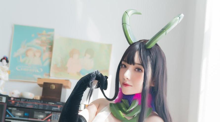 拍照技术超群的雯妹不讲道理修女cos美图，蕴含心灵的光辉