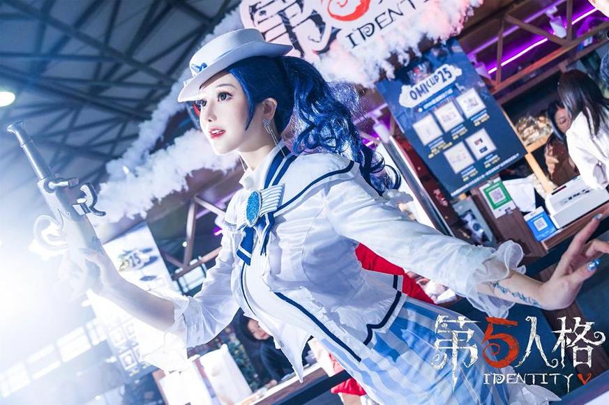 微笑中透露出的露儿大魔王cos宁红夜原图