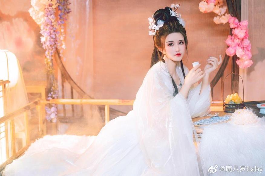 鹿八岁没有岁，更新最试穿cos作品，带你穿越到奇幻世界。